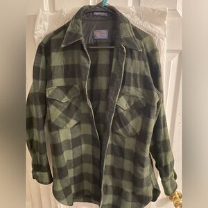 Men’s large. Pendleton green/black checkered wool shirt jacket. 100% wool